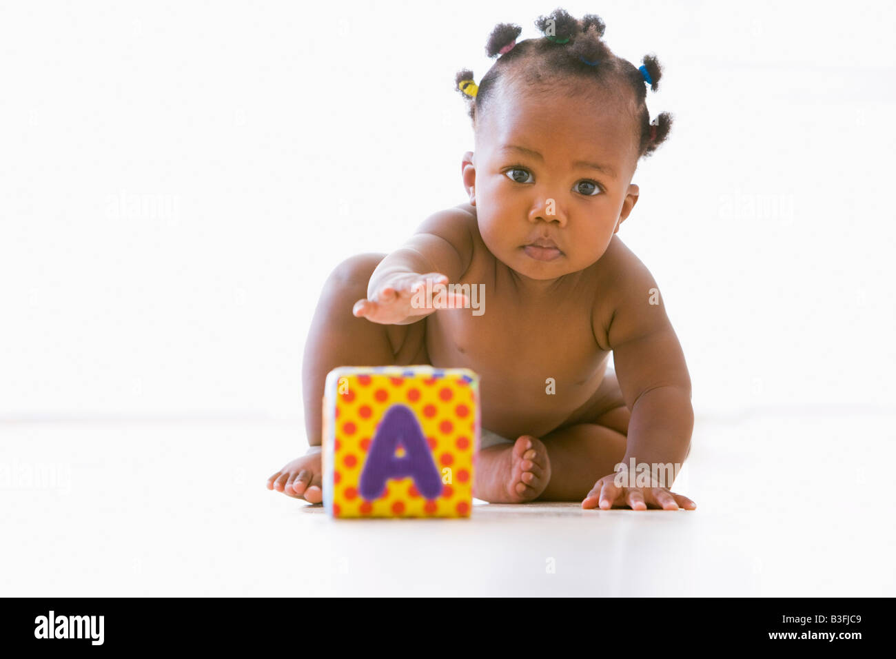 Il bambino gioca con blocco Foto Stock