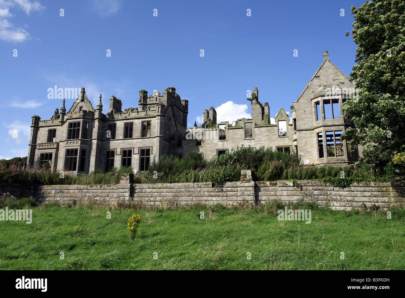 Rovine di Ury House vicino a Stonehaven in Aberdeenshire, Scozia, Regno Unito, che è il sito proposto per il Jack Nicklaus Golf. Foto Stock