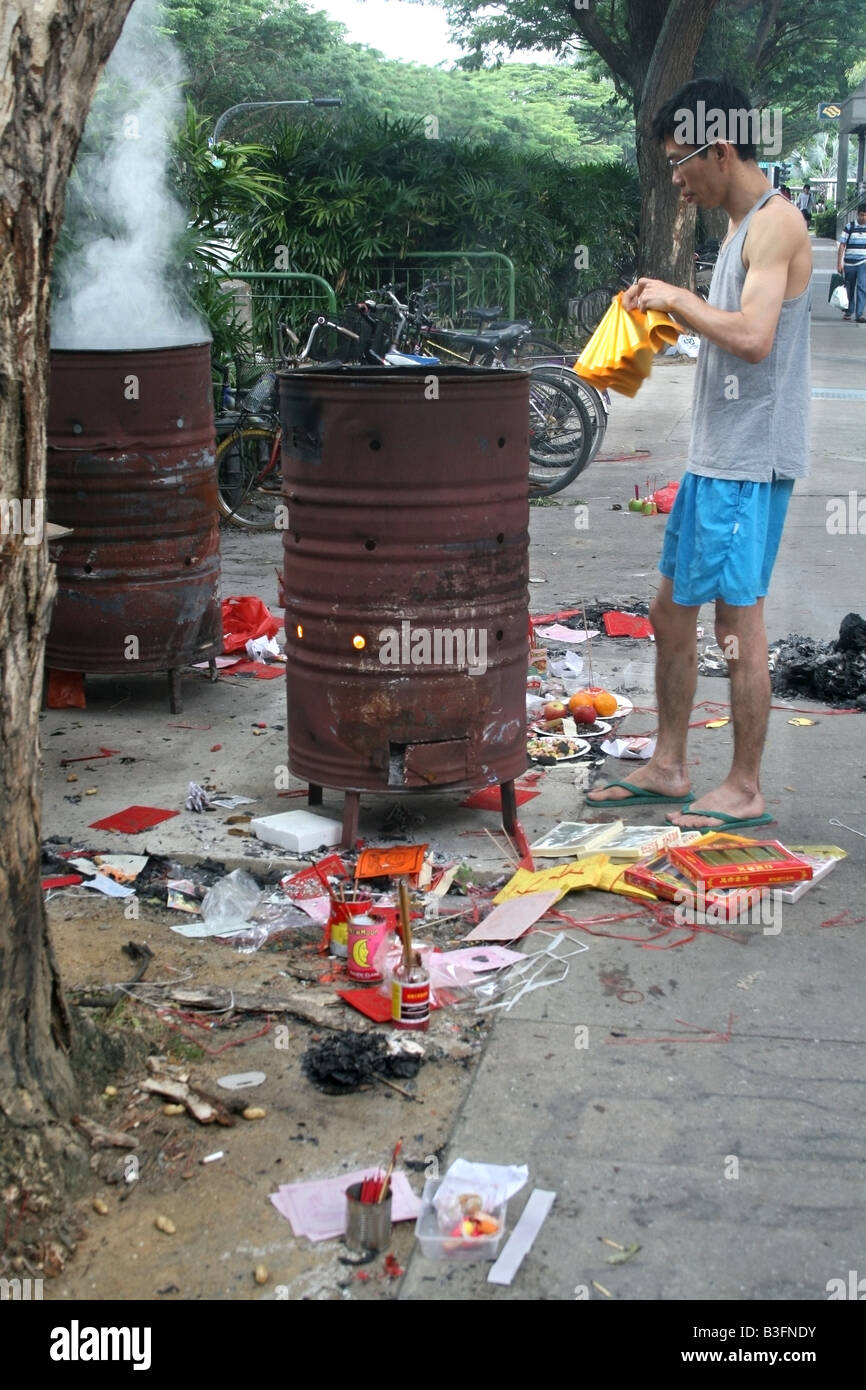 Ustioni taoista joss carta moneta nella città di Singapore durante ' il festival della fame fantasmi ' , Sud Est asiatico Foto Stock