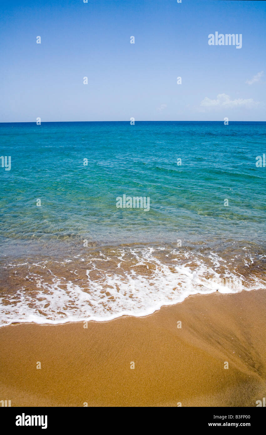 Immacolata spiaggia di sabbia , il mare e il cielo Foto Stock