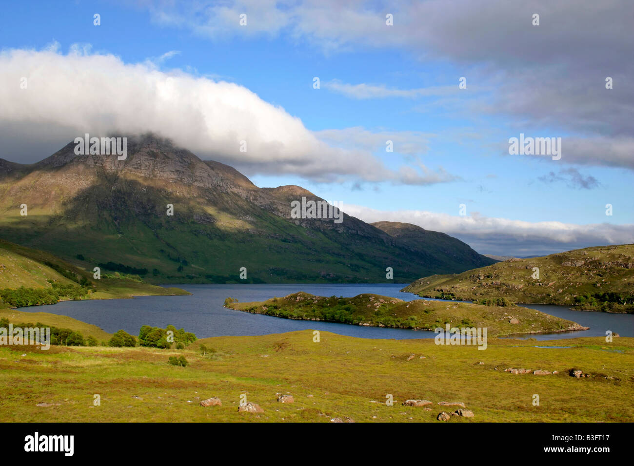 Paesaggio di montagna Loch Lurgainn e Cul Beag con esso s summit avvolti in nuvole Wester Ross Highlands della Scozia UK Foto Stock