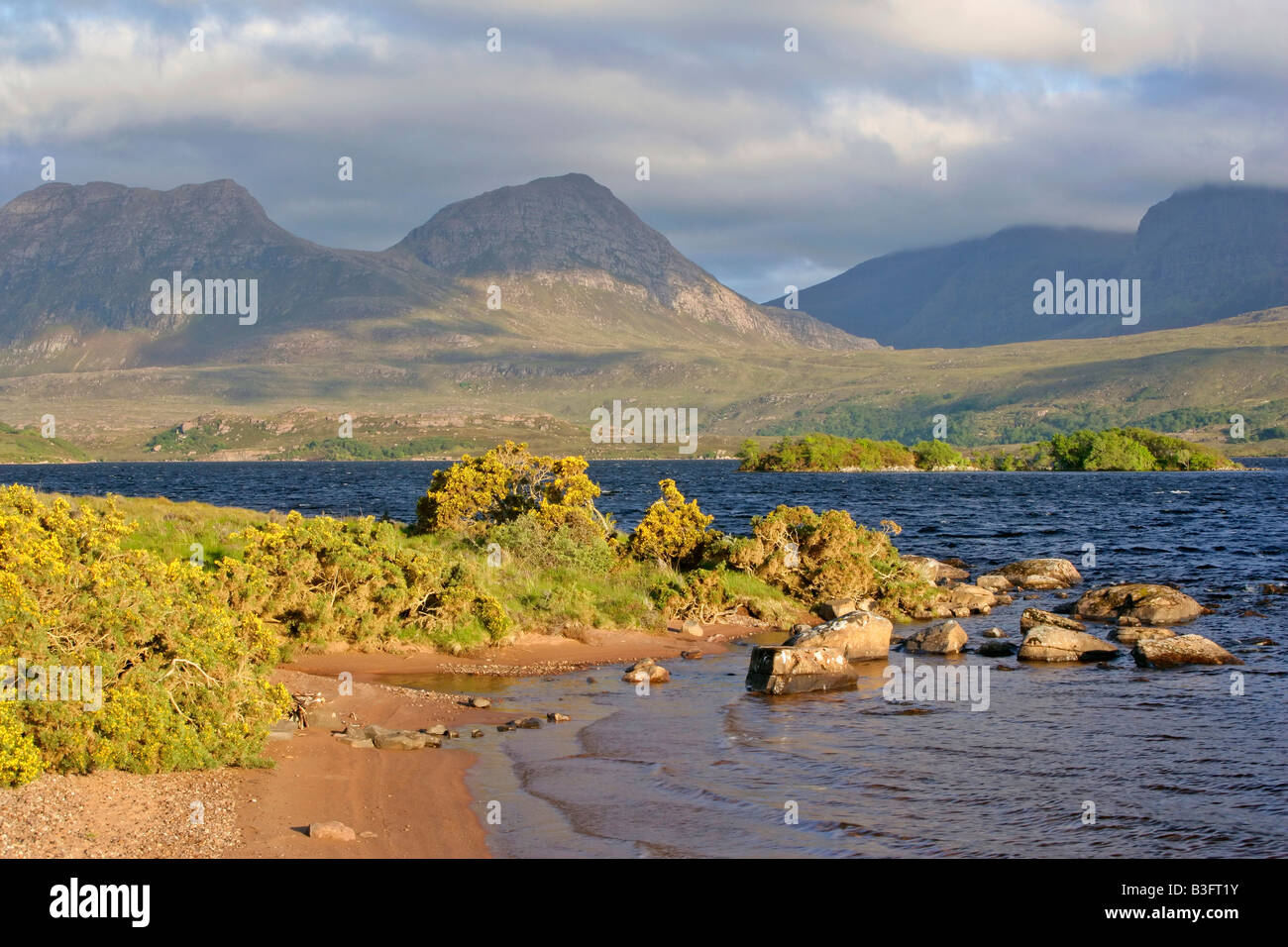 Paesaggio di montagna vista dalle sponde del Loch Lurgainn verso Cul Beag e Beinn un Eoin con fioritura Foto Stock