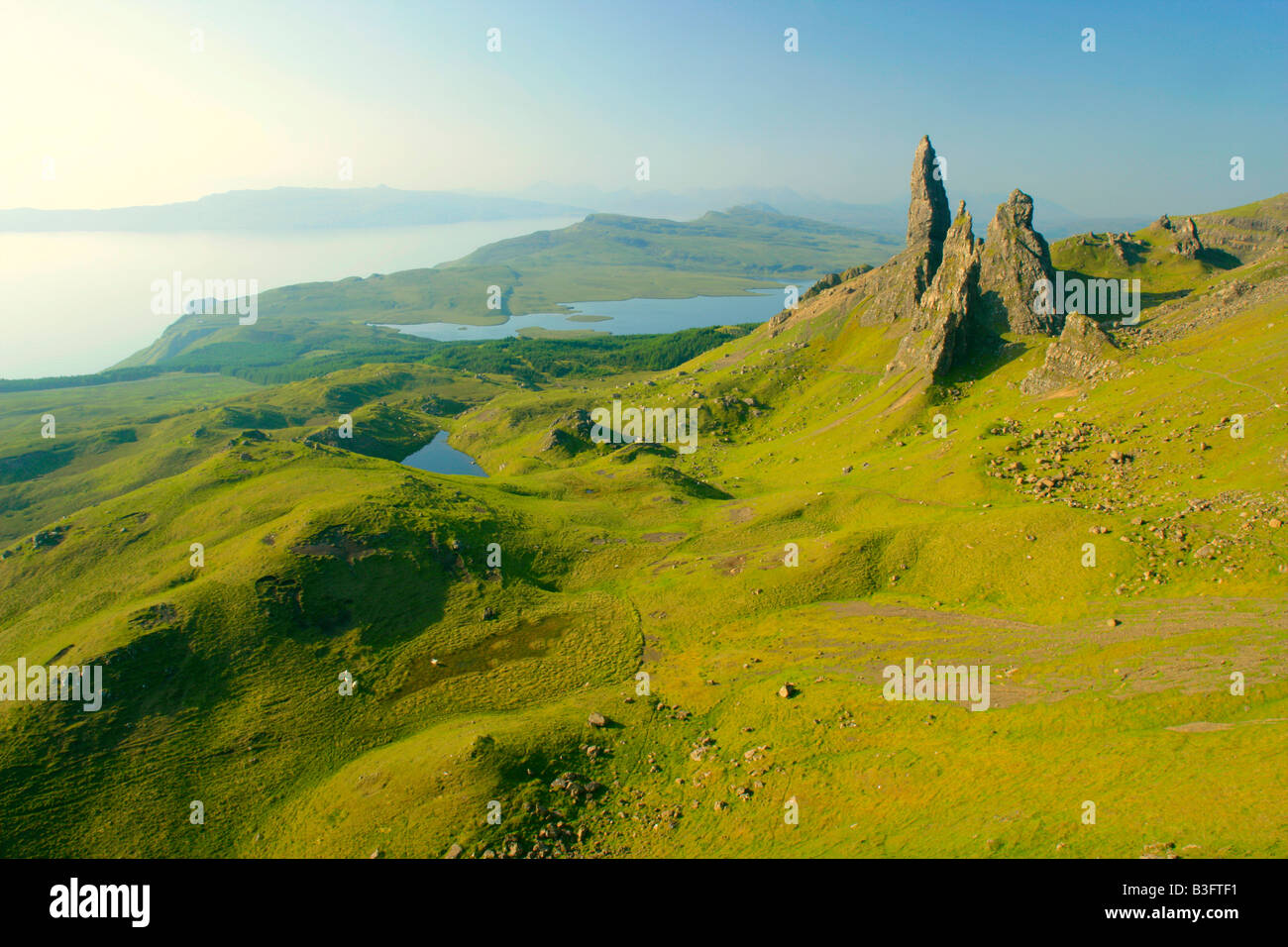 Paesaggio di montagna il rotolamento verdi pendii e bizzarra formazione rocciosa il vecchio uomo di Storr visto da sopra Foto Stock