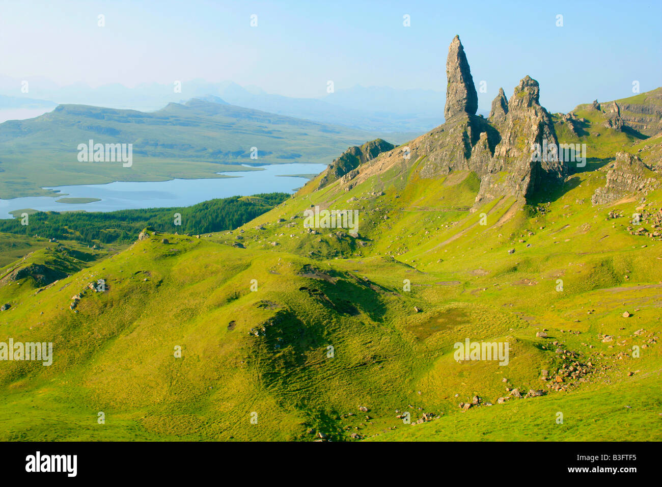 Paesaggio di montagna il rotolamento verdi pendii e bizzarra formazione rocciosa il vecchio uomo di Storr visto da sopra Foto Stock