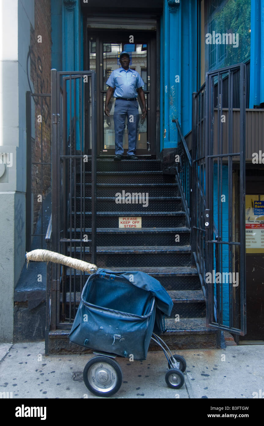 New York City Mailman esce un appartamento a Manhattan Foto Stock