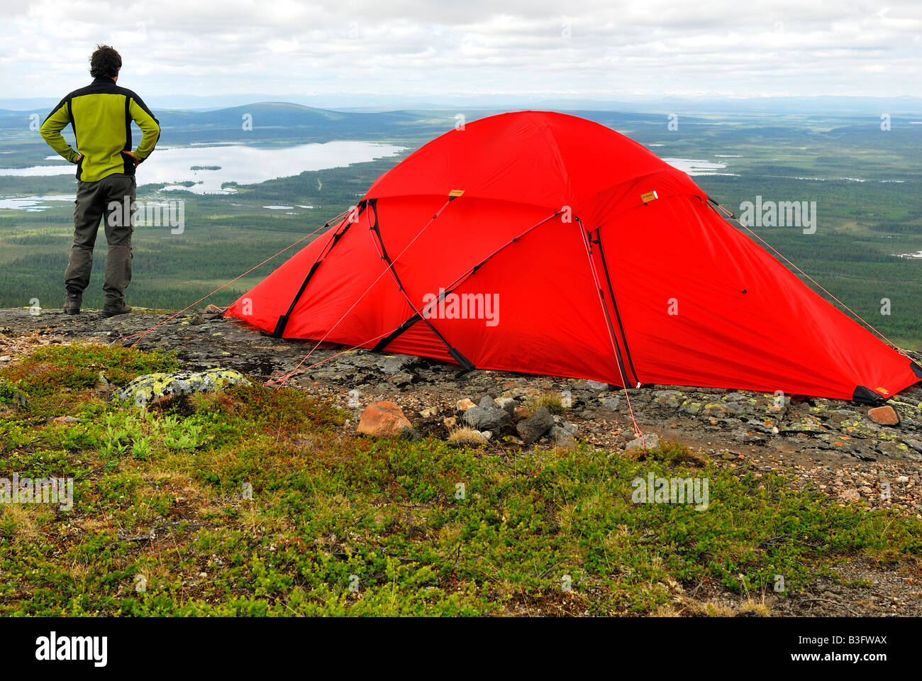 Uomo con tenda lapponia svezia Foto Stock