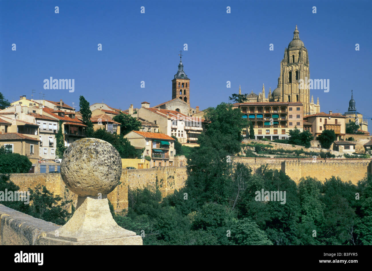 Vista generale della cattedrale di Segovia sul diritto di Castilla e Leon Spagna Foto Stock