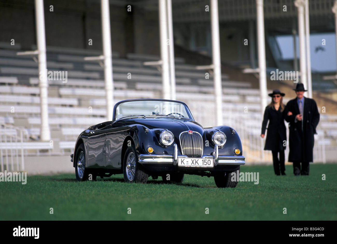 Auto Jaguar XK 150, auto d'epoca, nero, anni cinquanta anni cinquanta, cabriolet, capote aperta, in piedi, diagonale anteriore, vie anteriore Foto Stock