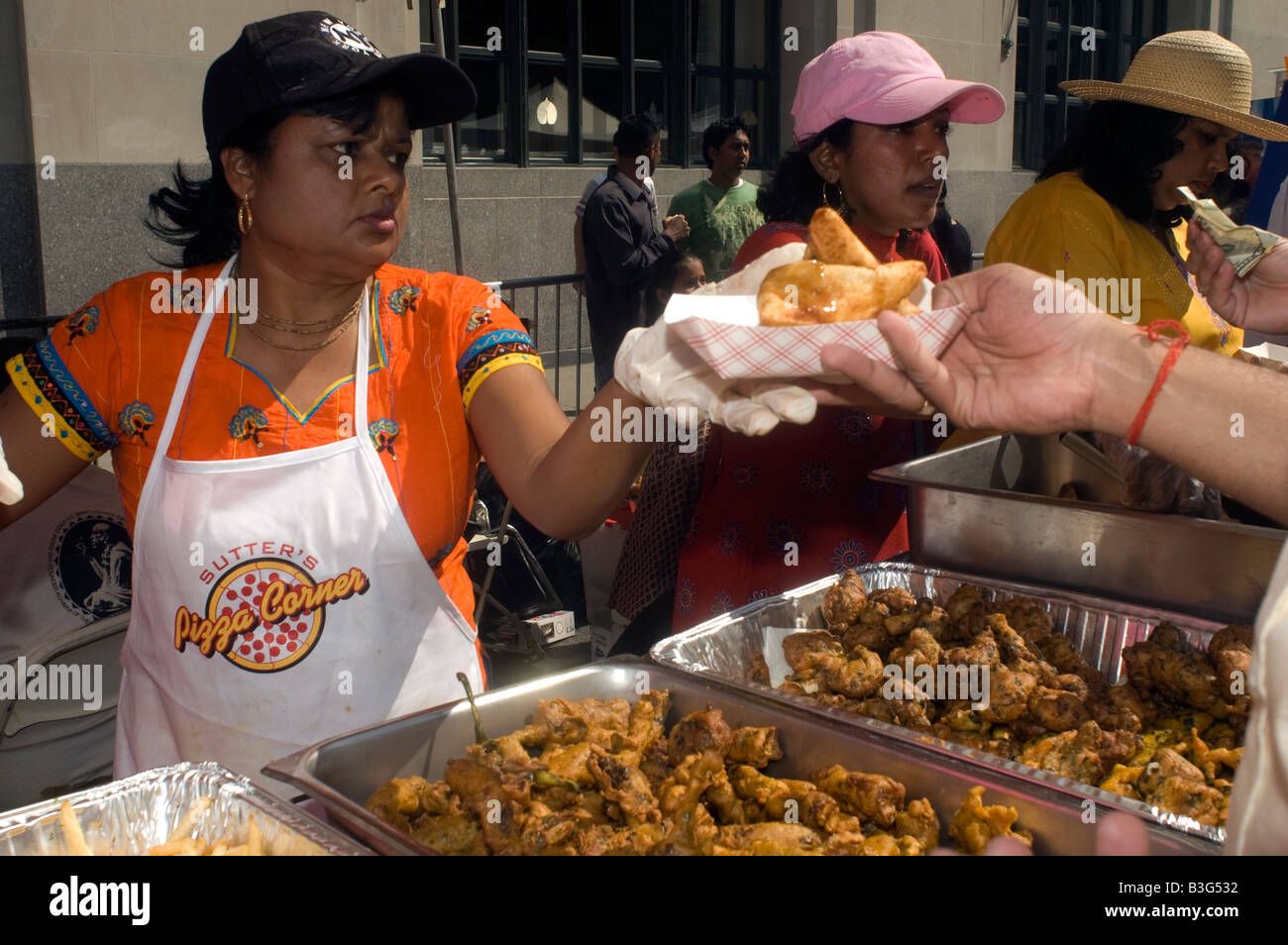Parade frequentatori sono serviti cucina indiana autentica da venditori in fiera dopo l'indipendenza indiana parata del giorno Foto Stock