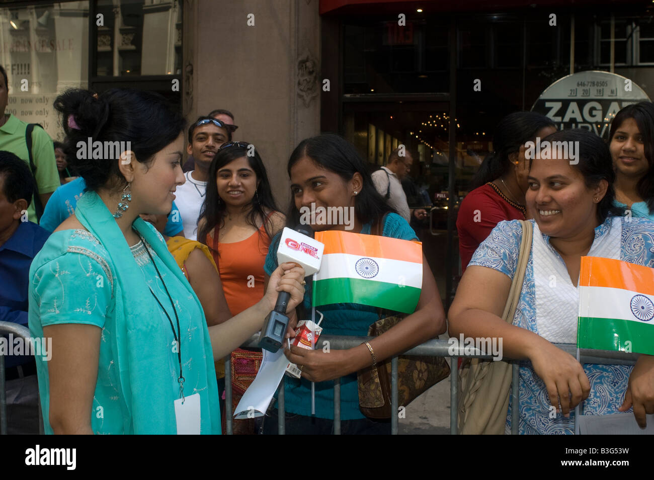 Un reporter per un Indiano della rete televisiva indiana interviste americani a Indian Independence Day Parade Foto Stock