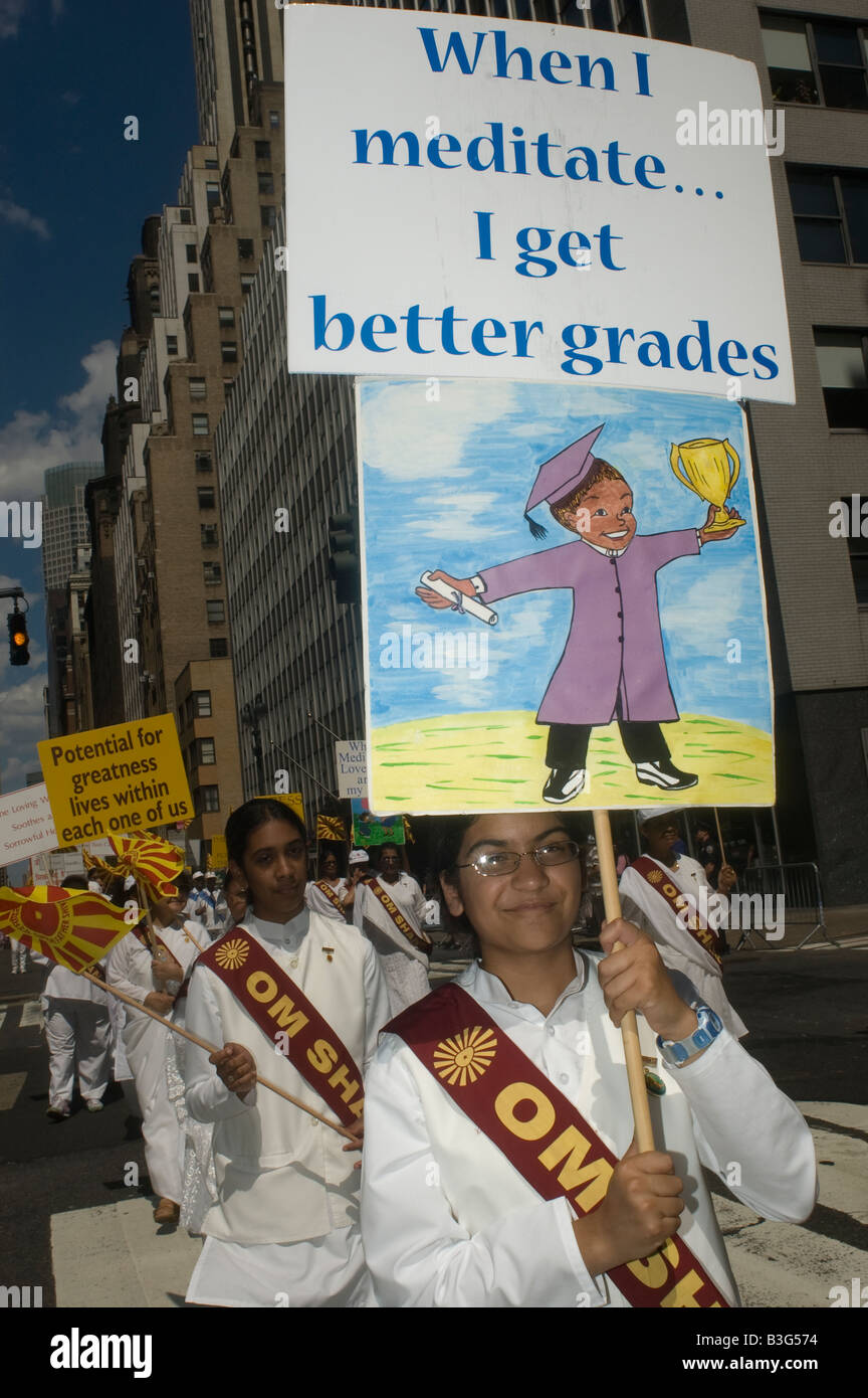 Membri della Brahma Kumaris marzo nel Indian Independence Day Parade di New York Foto Stock