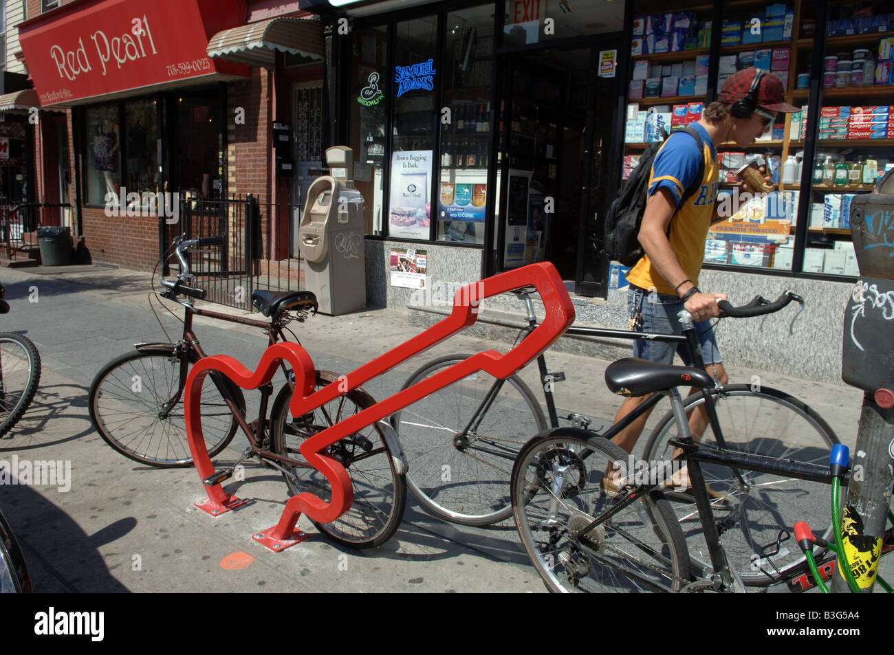 Un portabiciclette di Williamsburg di Brooklyn a New York intitolata La Hipster progettato da ex Talking Heads stati David Byrne Foto Stock