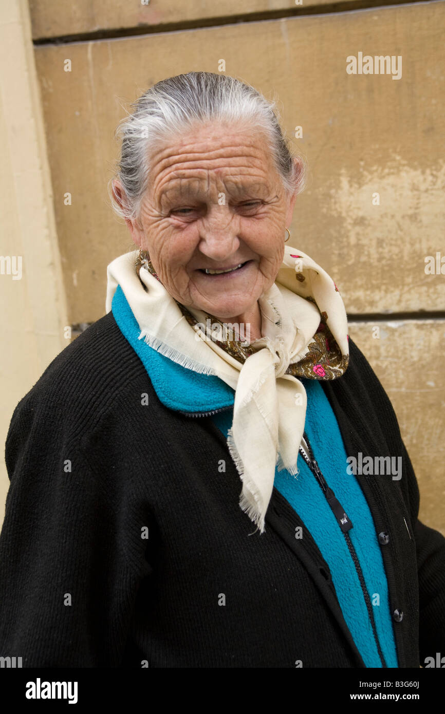 Ritratto di un vecchio paese polacco donna che vende formaggio di casa a Cracovia Polonia Foto Stock