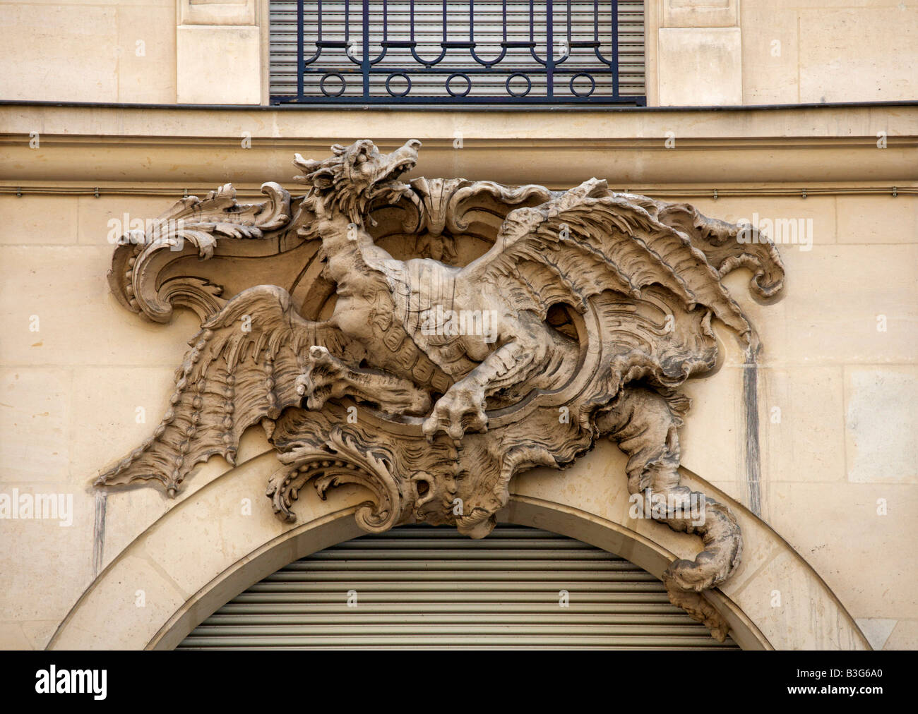 Dragon scultura all'ex Cour de Dragon Rue de Rennes St Germain des Pres Parigi Francia Foto Stock