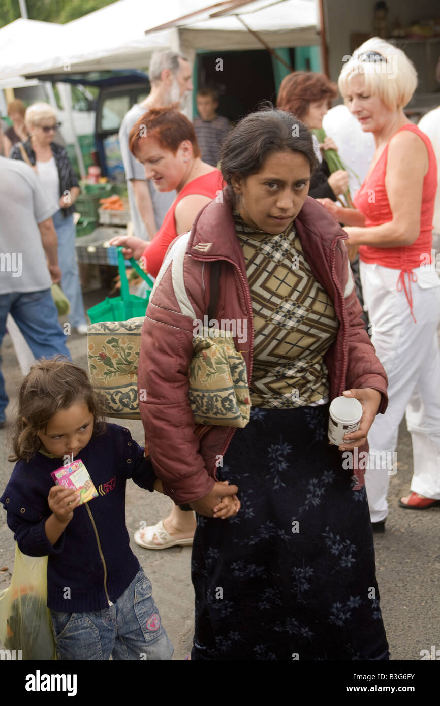 I giovani rom Gypsy madre con bambino per l'accattonaggio denaro presso un mercato all'aperto di Zielona Gora in Polonia Foto Stock