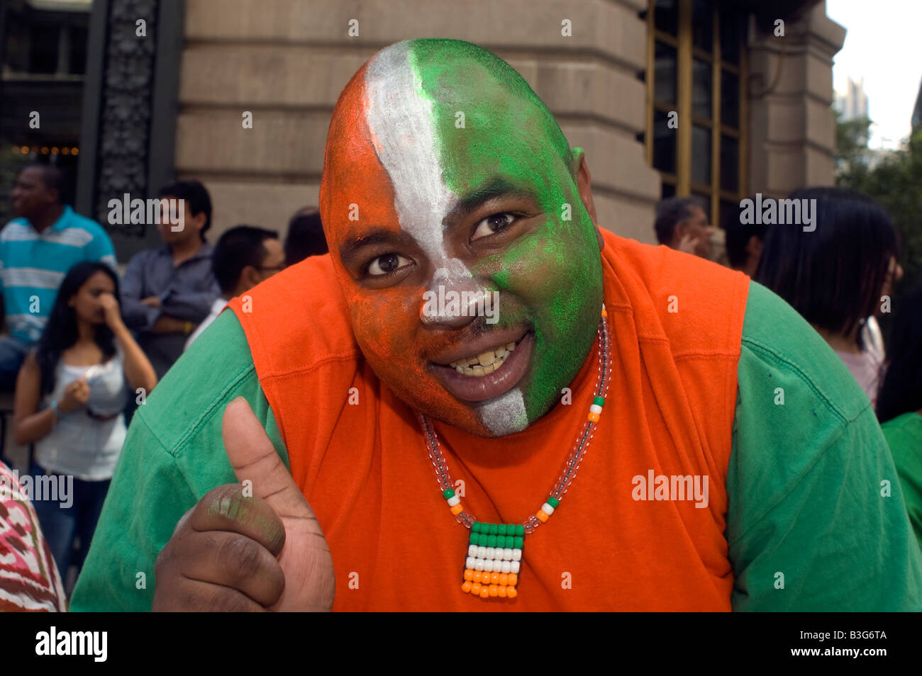 Parade watcher withface verniciato nei colori della bandiera indiana orologi Indian Independence Day Parade Foto Stock