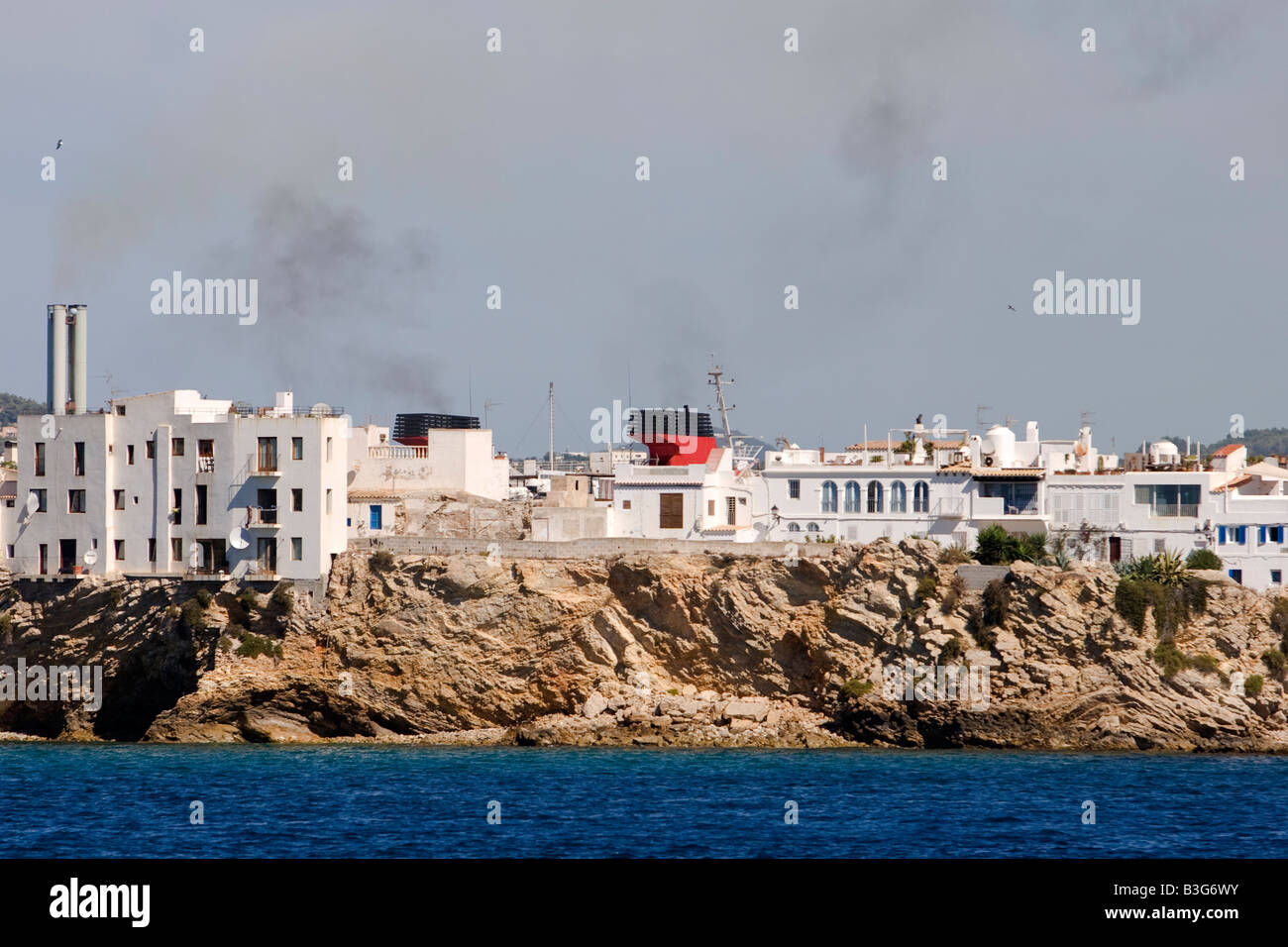 La città vecchia di Ibiza e il fumo da una barca Foto Stock