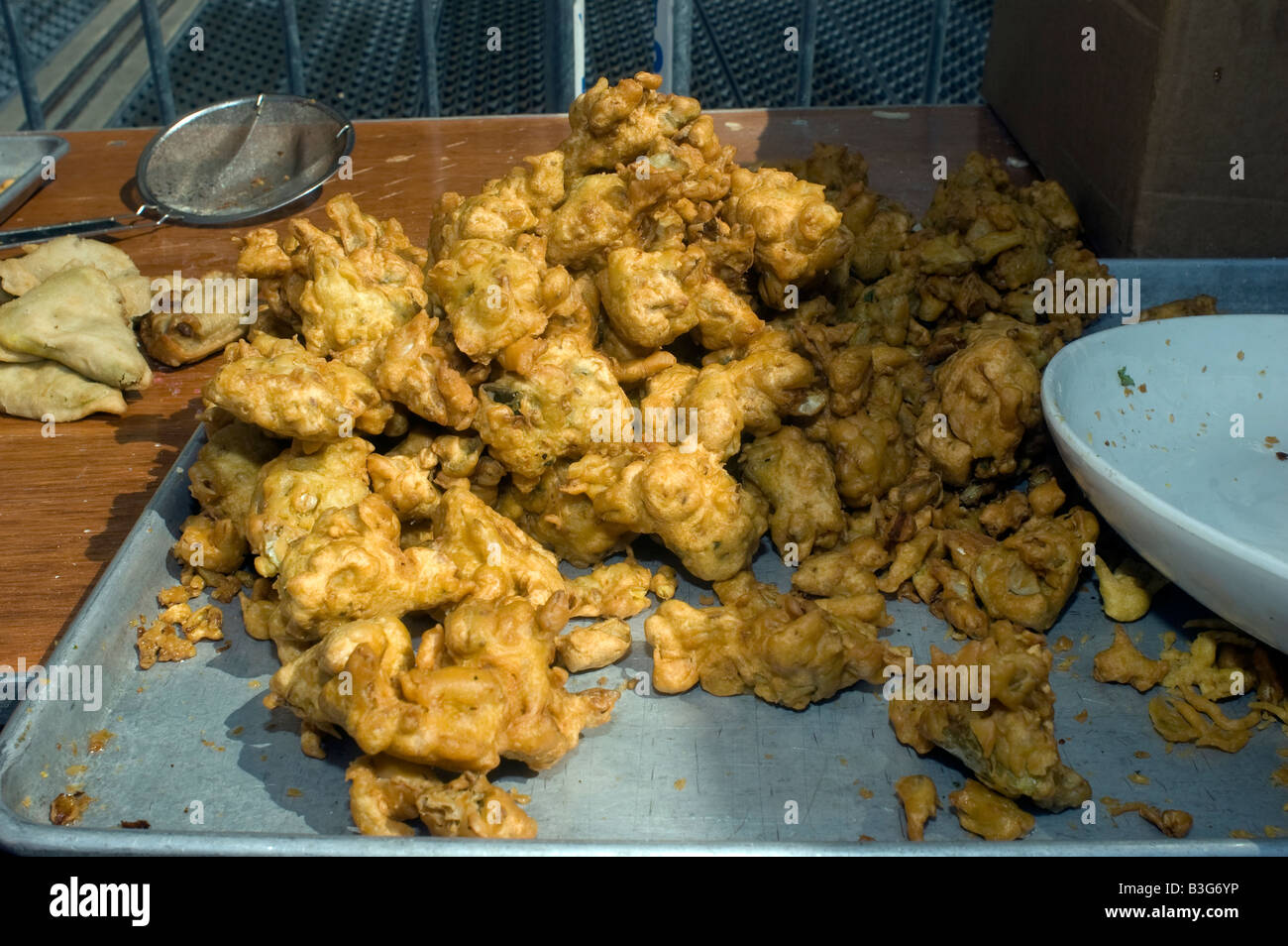 Fried pakora un Indiano gnocco impilati in fiera dopo l'indipendenza indiana parata del giorno Foto Stock