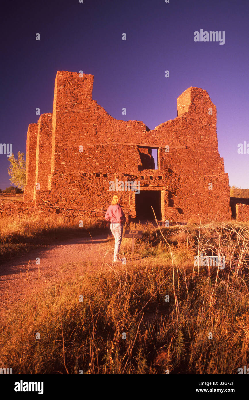 Visitatore presso la Chiesa spagnola di La Purisima Concepcion de Cuarac rovine di Quarai Salinas Monumento Nazionale New Mexico Foto Stock