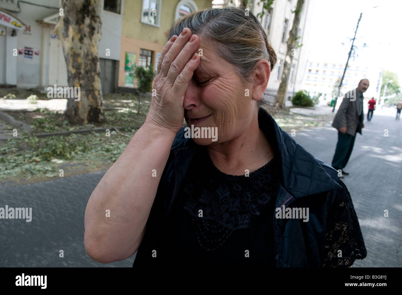 Una donna georgiana versato lacrime mentre fuggiva la città di Gori subito dopo le forze russe entrò in città durante la guerra Russo-Georgian Agosto 2008 Foto Stock