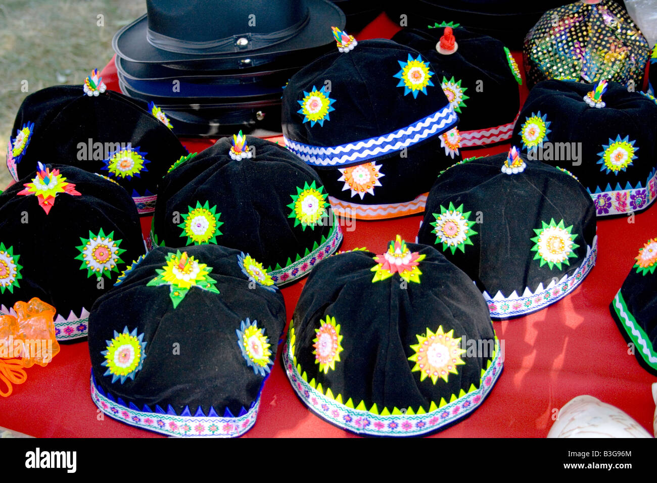 Decorativo cappucci Hmong in vendita presso stand di concessione. Hmong Sports Festival McMurray campo St Paul Minnesota USA Foto Stock