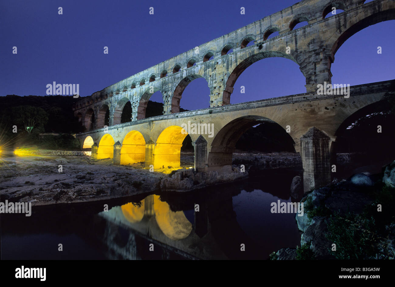Francia Pont du Gard edificio dell antico impero Romano acquedotto atmosfera serale alleggerito Foto Stock