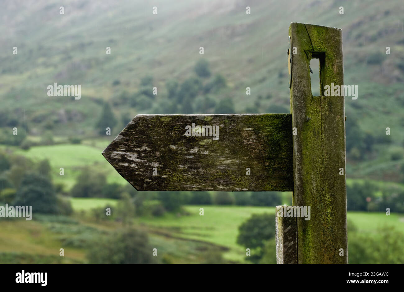 Sentiero pubblico segnaletica nel Parco Nazionale del Distretto dei Laghi, Cumbria, Regno Unito Foto Stock