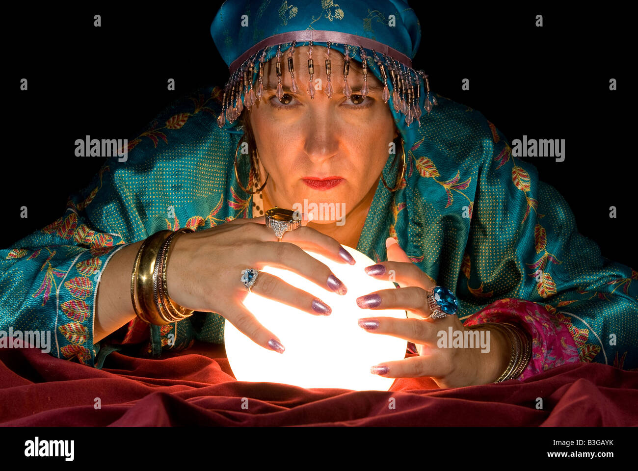Una zingara fortune teller, porta la sua sfera di cristallo alla vita per  leggere il futuro Foto stock - Alamy