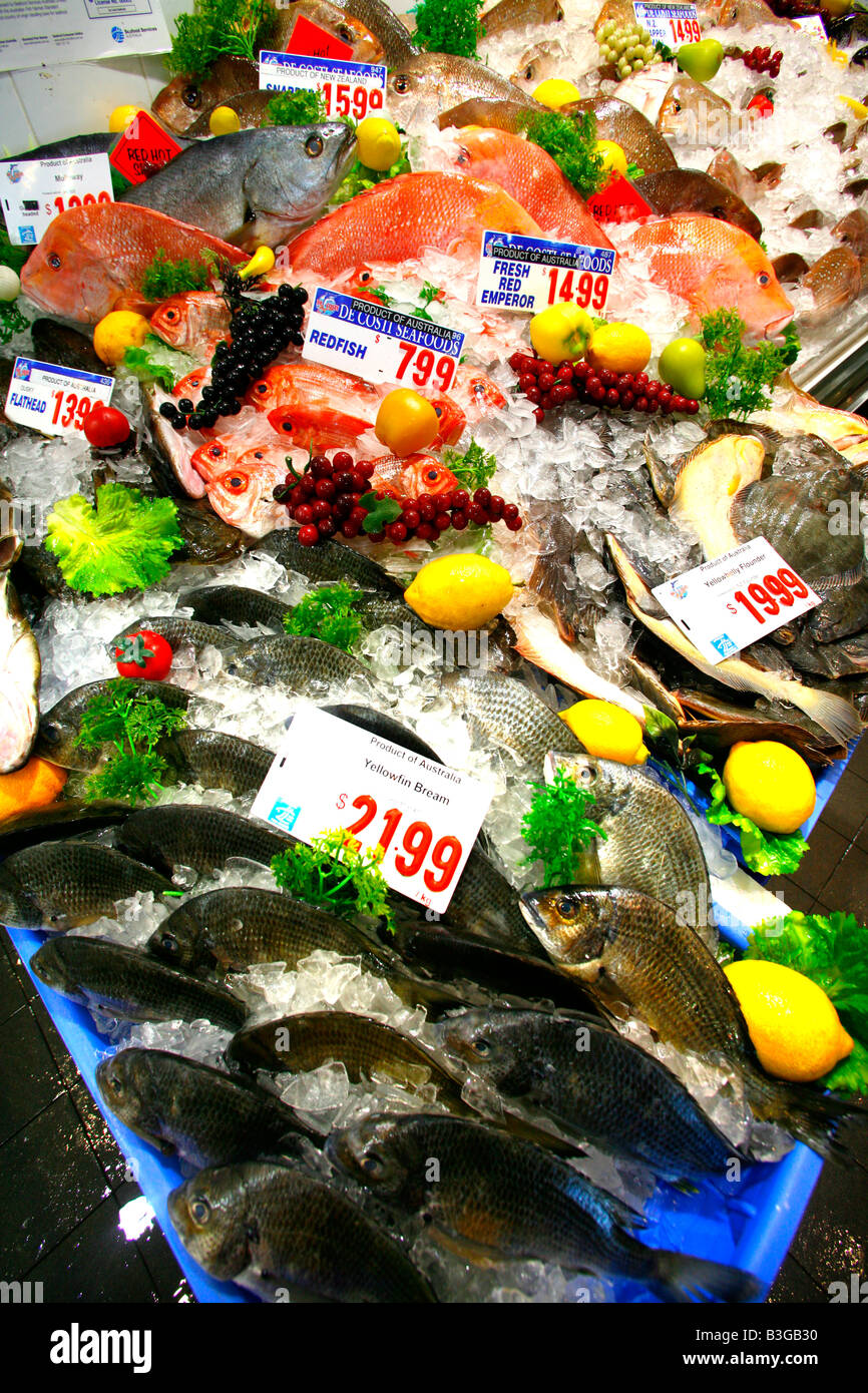 Piatti a base di frutti di mare freschi e pesce in vendita presso il Sydney Fish market Foto Stock