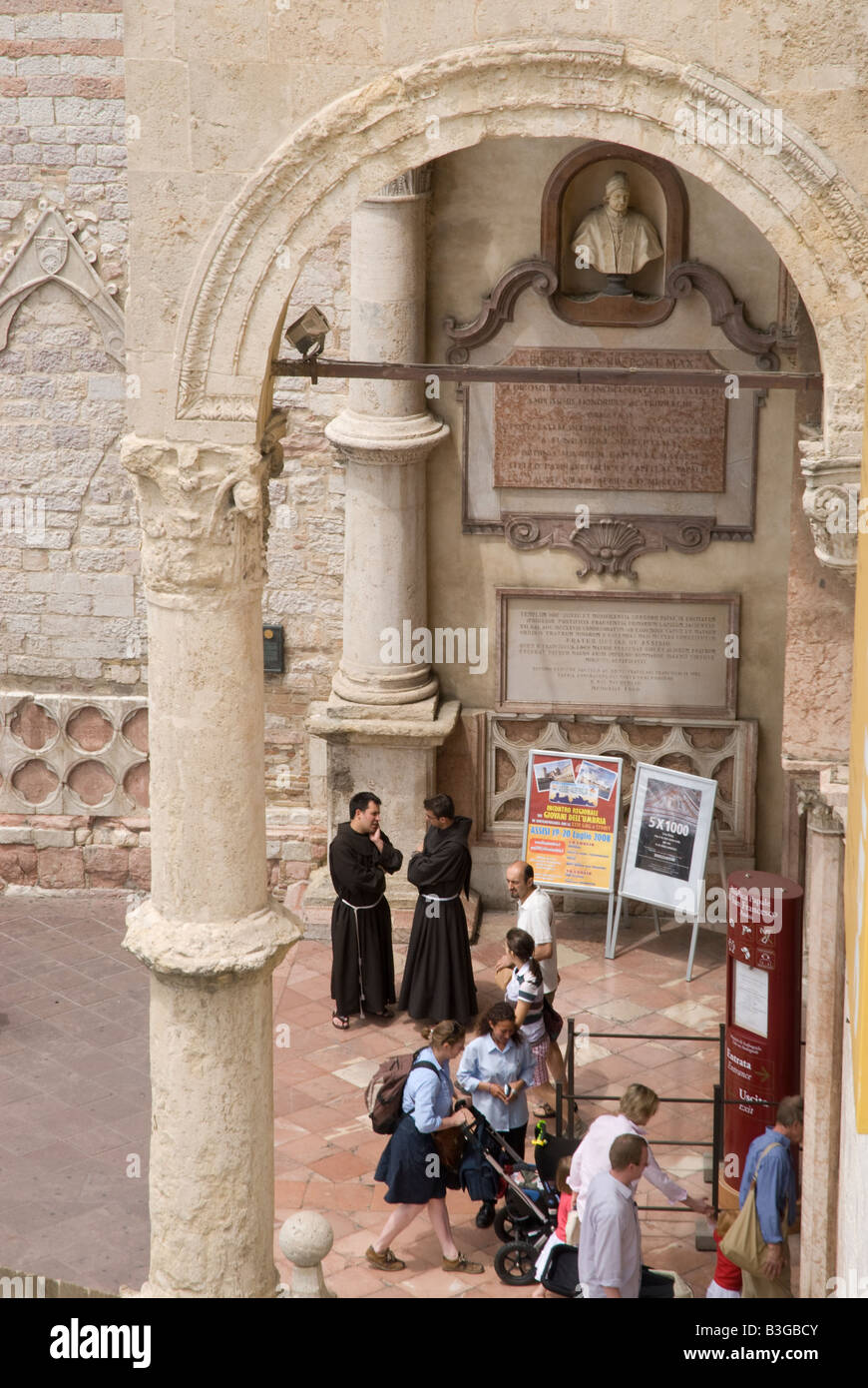 Basilica di San Francesco ad Assisi. Il monastero francescano (Sacro Convento) e la parte inferiore e la chiesa superiore (Basilica inferiore e superiore) di San Francesco furono iniziati subito dopo la sua canonizzazione nel 1228. Simone di Pucciarello ha donato la terra per la Chiesa, una collina sul lato ovest di Assisi, noto come 'Collina dell'Inferno" (it. Collo d'Inferno - qui i criminali sono state messe a morte). Oggi, questa collina è appropriatamente chiamato 'Collina del Paradiso". Foto Stock