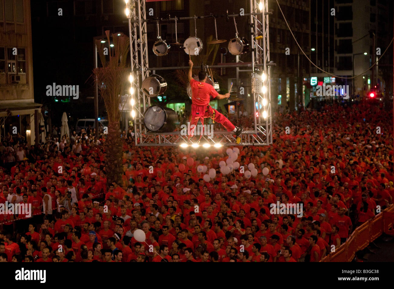 Guide di scorrimento in corrispondenza di kick off punto in Eben Gvirol street durante la Nike razza Umana manifestazione di Tel Aviv, Israele Foto Stock