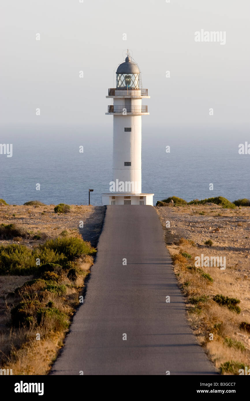 Lunga strada per un faro di Barbaria a Formentera Foto Stock