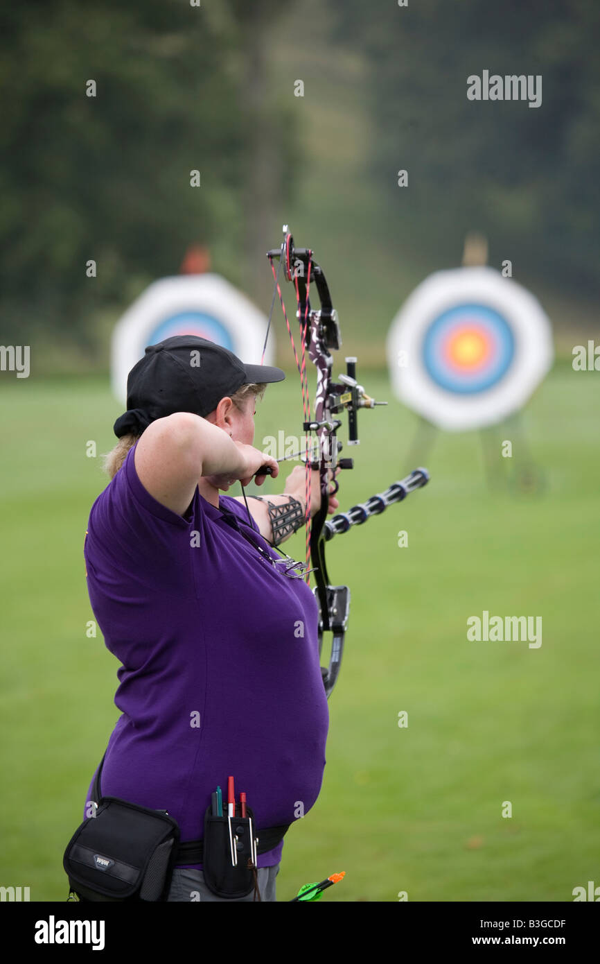 Ritratto di Female Archer che prende l'obiettivo; la Country Fair uno degli eventi annuali all'aperto più spettacolari d'Inghilterra, che si tiene a Chatsworth Park, Regno Unito Foto Stock