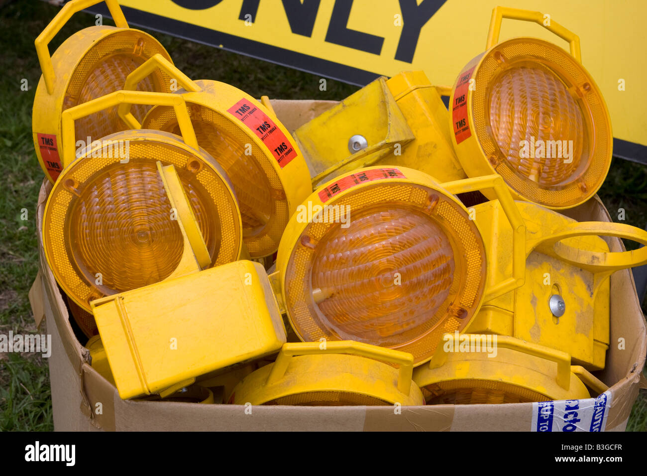 Scatola di colore giallo di sicurezza stradale lampade Sussex England Foto Stock