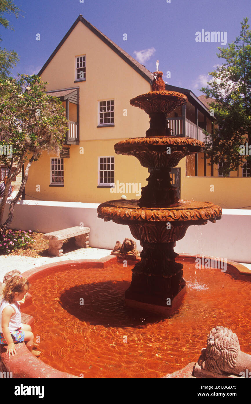 Bambino gioca in una fontana sulla Hypolita Street St Augustine Florida Foto Stock