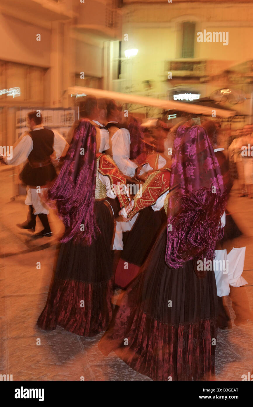 Italia Sardegna Olbia performance di danza con costumi tradizionali Foto Stock