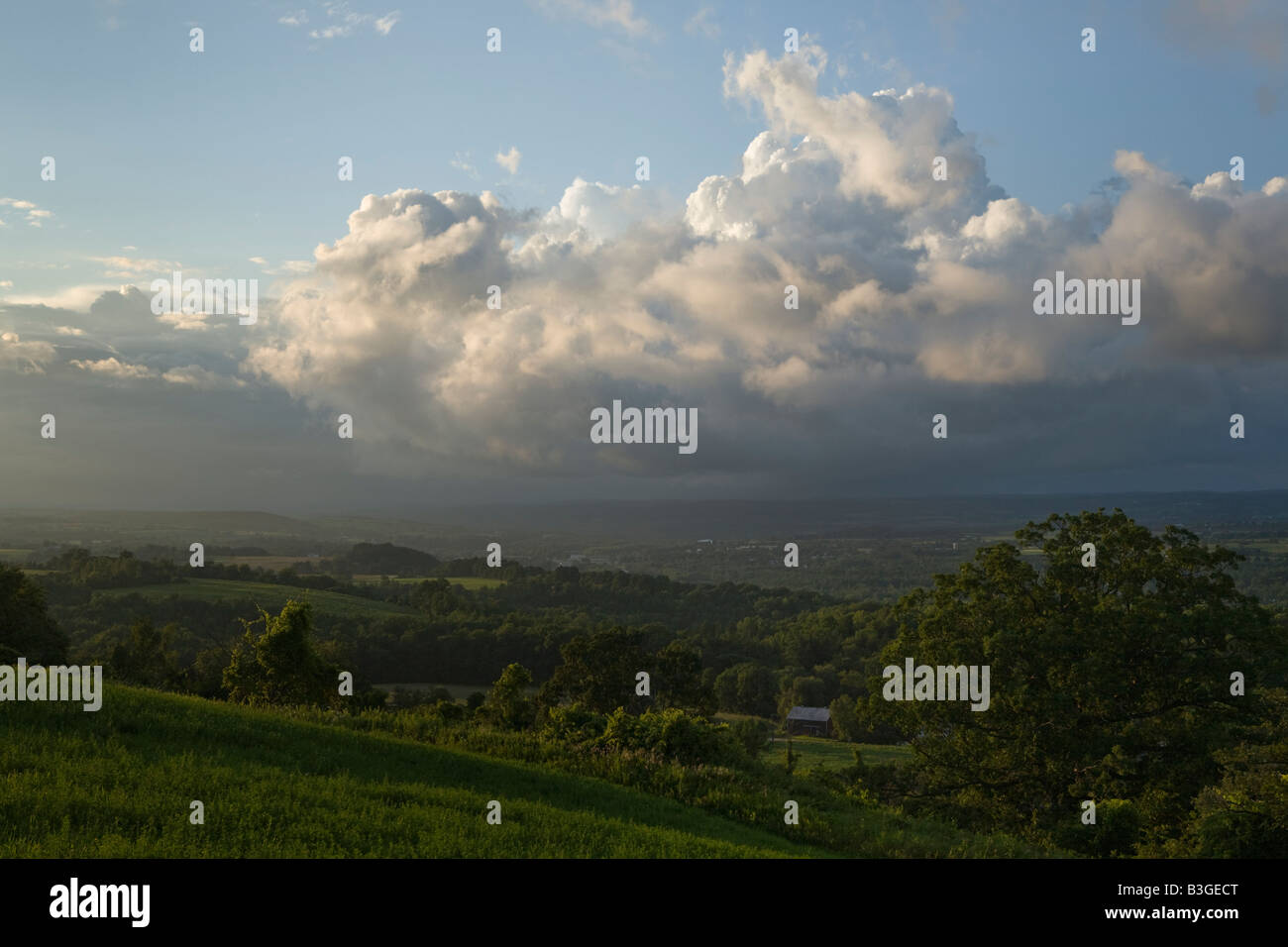 Nuvole che si muovono nel Mohawk Valley nello Stato di New York Foto Stock