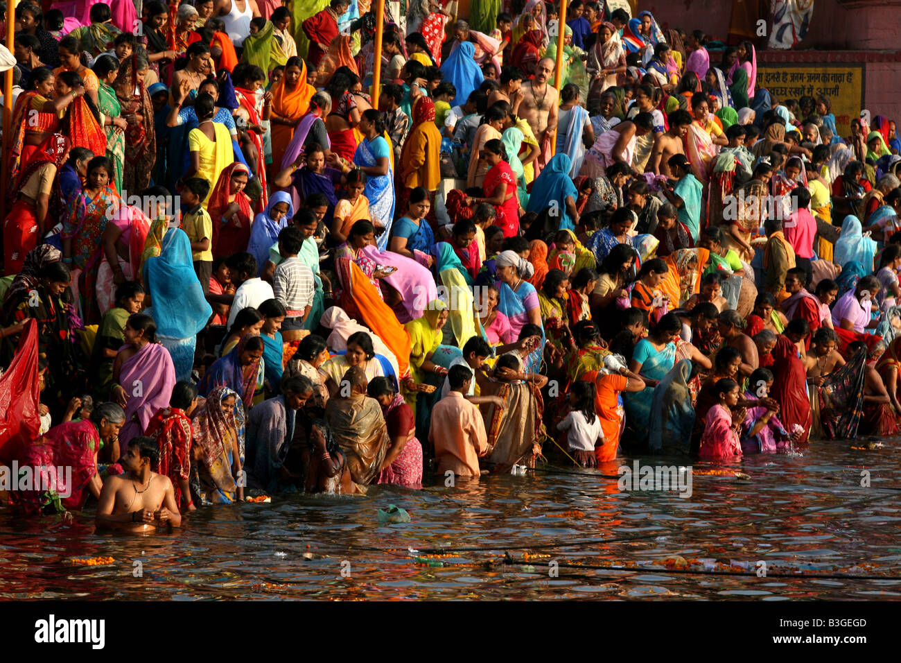 Holly vasca da bagno in tha il fiume gangas, a varanasi gahts, India. Foto Stock