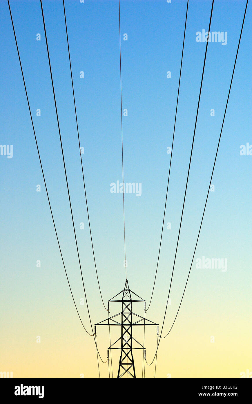 Torre elettriche e linee di alimentazione di sunrise Foto Stock