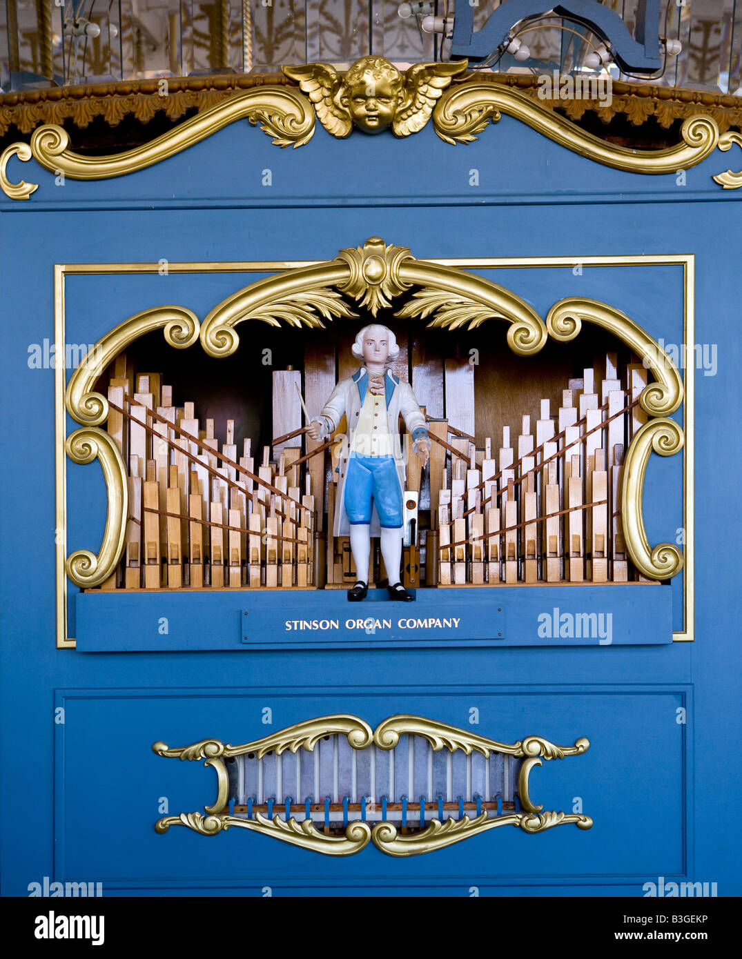 Un piccolo legno scolpito la figura che danza nell'organo a canne all'interno del New Haven Lighthouse Park carosello di cavalli in corsa. Foto Stock