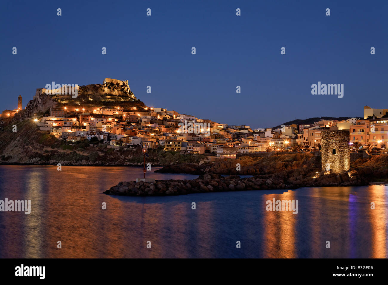 Italia Sardegna Castelsardo al crepuscolo Foto Stock