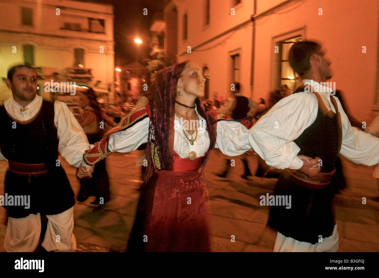Italia Sardegna Olbia performance di danza con costumi tradizionali Foto Stock