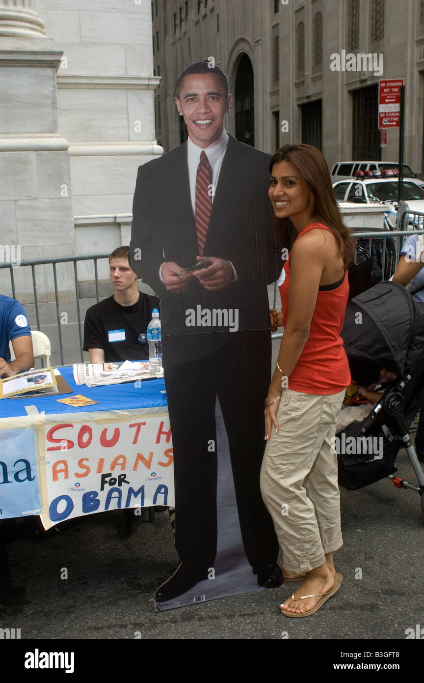 Un volontario per la presidenziale speranzoso democratico Barack Obama pone per la sua fotografia accanto a una dimensione di vita tagliare fuori di Obama Foto Stock