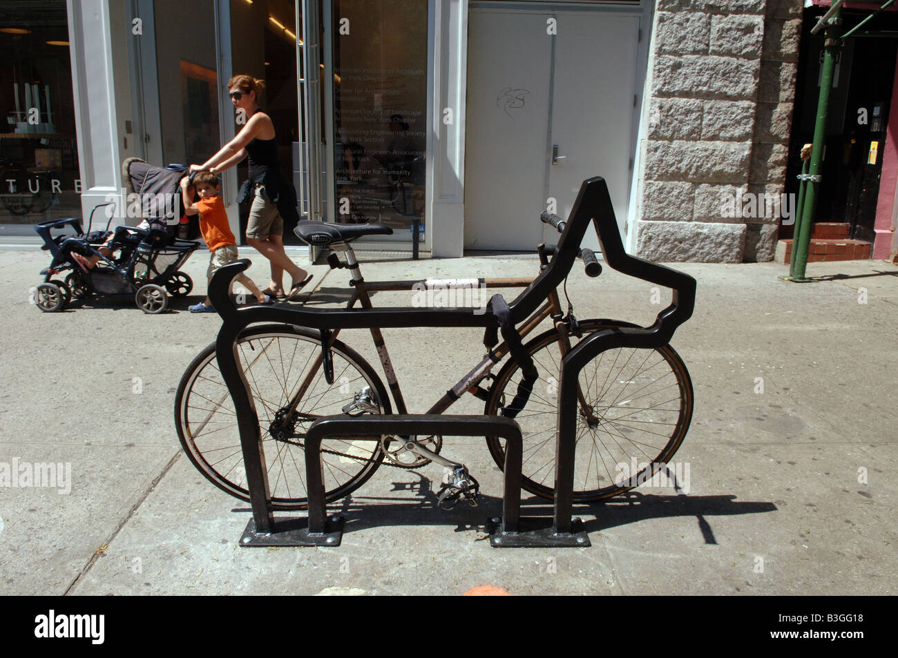 Un portabiciclette nel Greenwich Village di New York intitolato il paesano progettato da ex Talking Heads stati David Byrne Foto Stock