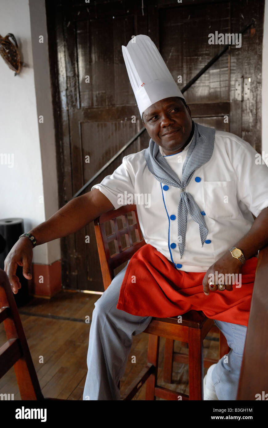 Dark scuoiati chef indossando abiti da lavoro Trinidad Sancti Spiritus Provincia Cuba Aprile 2007 Foto Stock