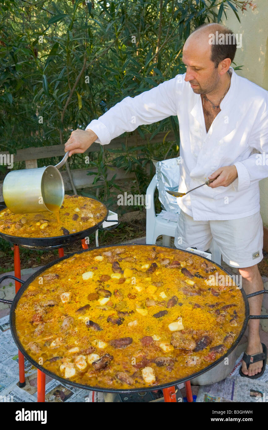 Un cuoco prepara una paella nel sud della Francia Foto Stock