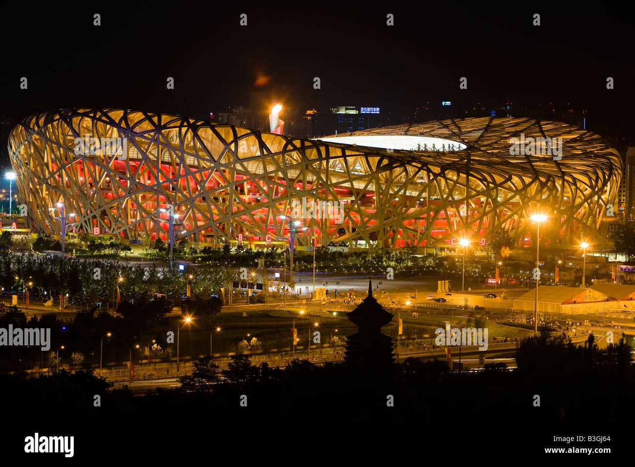 Cina Pechino Il nido di uccelli stadium con la fiamma olimpica Panorama Foto Stock