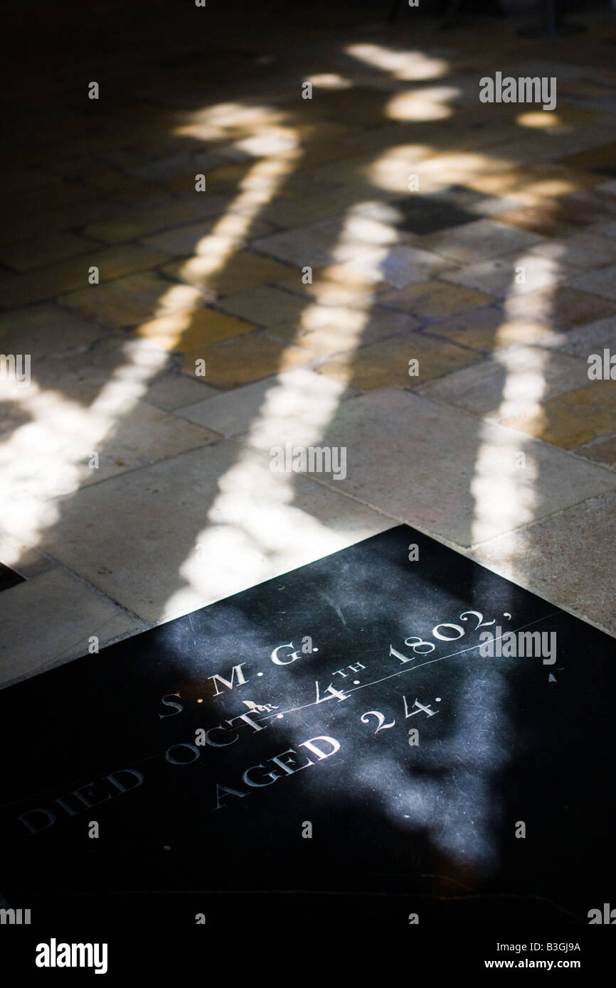 Una leggera ombra cade su una pietra grave all'interno di York Minster chiesa cattedrale Foto Stock