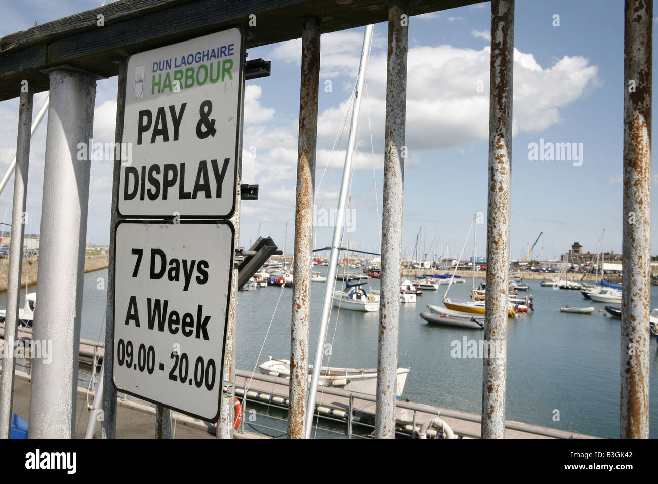 Simbolo di parcheggio Molo Ovest Dunlaoghaire Dun Laoghaire CoDublin Dublino Irlanda Foto Stock