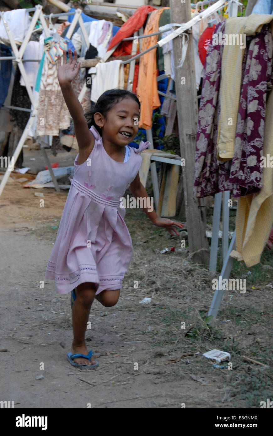 Bambino felice giocando nel colpiti dalla povertà slum in kuta , bali , Indonesia Foto Stock